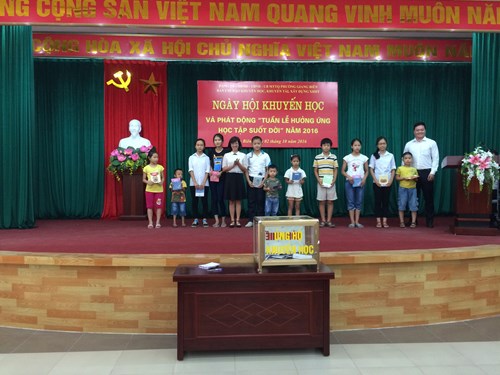 Trường mầm non Đô Thị Việt Hưng tặng quà cho học sinh nghèo học giỏi có hoàn cảnh khó khăn 
